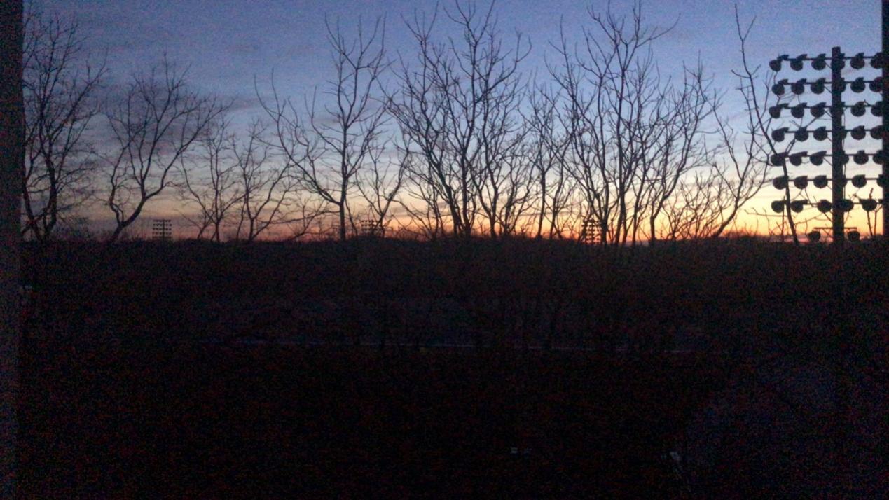 图片蕴含 户表, 天空, 树, 草描述已自动天生